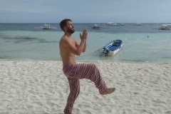 como-dar-la-vuelta-al-mundo-bohol-alona-meditando-min-2-768x1024