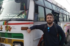 Como-dar-la-vuelta-al-mundo-autobus-nepal