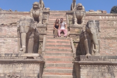 Como-dar-la-vuelta-al-mundo-escaleras-templo-bhaktapur