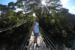 como-dar-la-vuelta-al-mundo-bohol-puente-bambu-min-1024x768