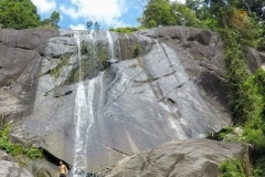 2.como-dar-la-vuelta-al-mundo-langkawi-cascada-min-977x1024