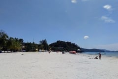 5.como-dar-la-vuelta-al-mundo-langkawi-playa-pantai-cenang3-min-1024x768