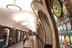 como-dar-la-vuelta-al-mundo-metro-moscu-vidriera