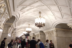 como-dar-la-vuelta-al-mundo-metro-moscu-lampara