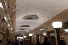 como-dar-la-vuelta-al-mundo-metro-moscu-pasillo