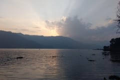 Como-dar-la-vuelta-al-mundo-atardecer-pokhara