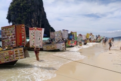 Como-dar-la-vuelta-al-mundo-barcos-restaurante-railay