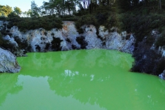 como-dar-la-vuelta-al-mundo-nz-wai-o-tapu3-min